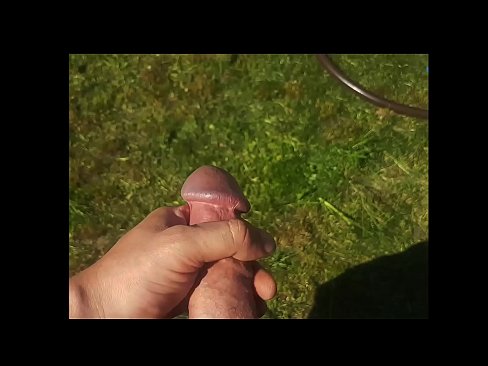 ❤️ Keçika germ di bexçeyek havînê de pisîka xwe ya pembe diqelişe û bi şuştinê dixe. ️ Pornoya hişk li me ❌️