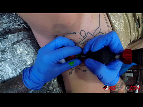 ❤️ Keçika pir tattookirî Sully Savage tattooek li ser klîtorê xwe kir. ️ Pornoya hişk li me ❌️