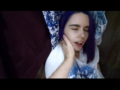 ❤️ Xwişka min di dolabê de dît û alîkariya wê kir ️ Pornoya hişk li me ❌️