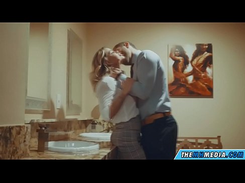 ❤️ Gava ku blondeyek busty we di nav hewşek gelemperî de dixapîne ️ Pornoya hişk li me ❌️